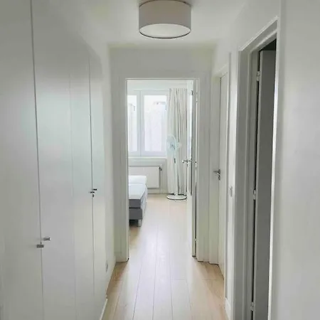 شقة Familial, Lumineux Avec Parking & Terrasse أوستيند
